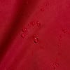 Roter Stoff mit Wassertropfen und feinem Muster.