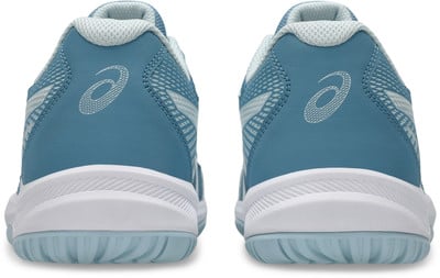 Rückansicht eines Paares blauer Tennisschuhe mit Asics-Logo. Rückansicht eines Paares blauer Tennisschuhe mit Asics-Logo.