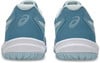 Rückansicht eines Paares blauer Tennisschuhe mit Asics-Logo.