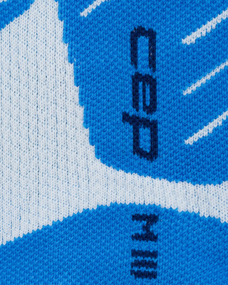 Detailansicht einer blau-weißen Stricksocke mit der Aufschrift CEP. Detailansicht einer blau-weißen Stricksocke mit der Aufschrift CEP.