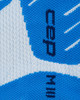 Detailansicht einer blau-weißen Stricksocke mit der Aufschrift CEP.
