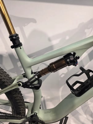 Detail des Hinterteils eines leichten Mountainbikes mit Dämpfer und Sattelstütze. Detail des Hinterteils eines leichten Mountainbikes mit Dämpfer und Sattelstütze.