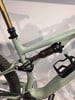Detail des Hinterteils eines leichten Mountainbikes mit Dämpfer und Sattelstütze.