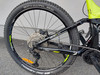 Hinterrad eines Mountainbikes mit Dämpfer und Schaltwerk.