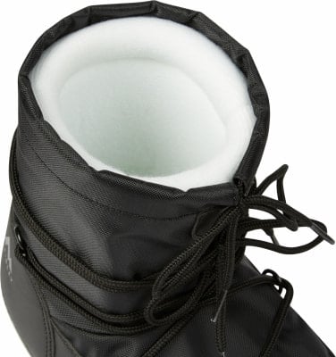 Schwarzer Winterstiefel mit weißem Plüschfutter und schwarzen Schnürsenkeln. Schwarzer Winterstiefel mit weißem Plüschfutter und schwarzen Schnürsenkeln.