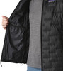 Ein Mann öffnet eine schwarze Daunenjacke und zeigt die Innentaschen.