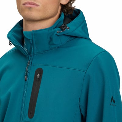 Mann in einer dunkelblauen Softshelljacke mit Kapuze und schwarzer Reißverschlusstasche.