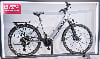 Silbernes X-FACT E-Bike mit Gepäckträger und Schutzblechen auf einem Ständer.