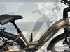 Goldenes Haibike E-Bike mit schwarzem Sattel und Schutzblechen.