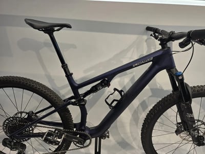 Dunkelblaues Specialized Mountainbike mit Dämpfer und Federung.