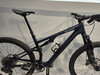 Dunkelblaues Specialized Mountainbike mit Dämpfer und Federung.