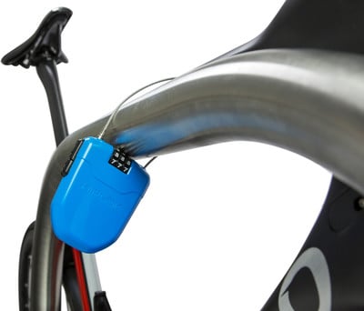 Ein blaues Fahrradschloss mit Zahlencode, das am Fahrradrahmen befestigt ist.