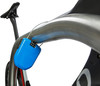 Ein blaues Fahrradschloss mit Zahlencode, das am Fahrradrahmen befestigt ist.