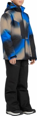 Junge in blau-beiger Kapuzenjacke und schwarzer Skihose.