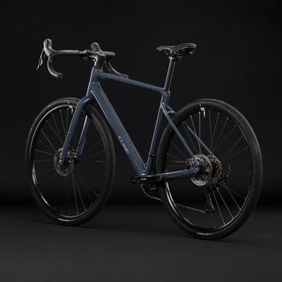 Ein graues Gravel-Rennrad mit schwarzen Rädern und Lenker. Ein graues Gravel-Rennrad mit schwarzen Rädern und Lenker.