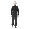 Ein Mann in einem schwarzen Fleece-Oberteil und Hose steht vor weißem Hintergrund.