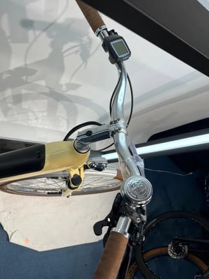 Detail eines E-Bike-Lenkers mit Display und Klingel. Detail eines E-Bike-Lenkers mit Display und Klingel.