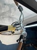 Detail eines E-Bike-Lenkers mit Display und Klingel.