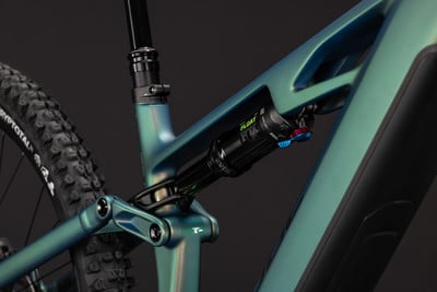 Detail des Hinterbaus eines Mountainbikes mit Fox Float Dämpfer.