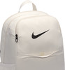 Ein beiger Nike-Rucksack mit schwarzem Logo und Fronttasche.