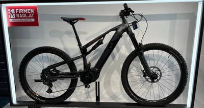 Schwarzes Mountain-E-Bike von Raymon mit Federung im Fahrradgeschäft. Schwarzes Mountain-E-Bike von Raymon mit Federung im Fahrradgeschäft.