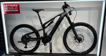 Schwarzes Mountain-E-Bike von Raymon mit Federung im Fahrradgeschäft.