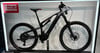 Schwarzes Mountain-E-Bike von Raymon mit Federung im Fahrradgeschäft.