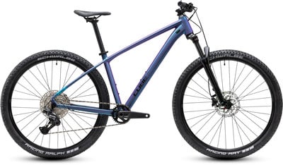 Cube Mountainbike mit blau-violettem Rahmen und schwarzen Rädern. Cube Mountainbike mit blau-violettem Rahmen und schwarzen Rädern.