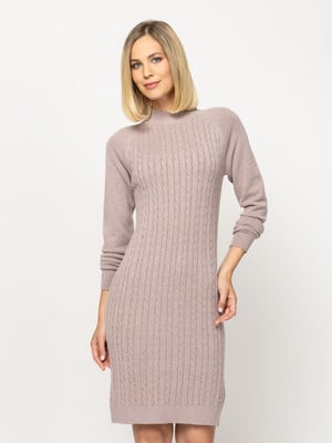 Modell zsinóros mintájú kötött ruhában, garbóval. Modell zsinóros mintájú kötött ruhában, garbóval.