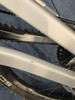 Detail eines Fahrradhinterrads mit Kette und Kassette.