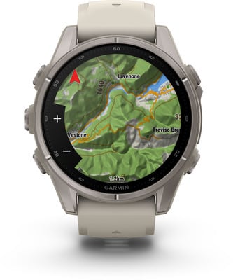Eine Garmin Smartwatch mit Karte, die eine Route in bergiger Landschaft anzeigt. Eine Garmin Smartwatch mit Karte, die eine Route in bergiger Landschaft anzeigt.
