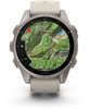 Eine Garmin Smartwatch mit Karte, die eine Route in bergiger Landschaft anzeigt.