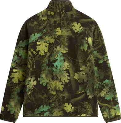 Grüne Fleecejacke mit Tarnmuster aus Blättern und Zweigen. Grüne Fleecejacke mit Tarnmuster aus Blättern und Zweigen.