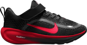 Schwarzer Nike Kinderschuh mit roter Sohle und Logo.