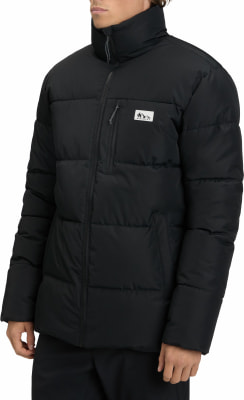 Schwarze Daunenjacke mit hohem Kragen und einem Logo auf der Brust. Schwarze Daunenjacke mit hohem Kragen und einem Logo auf der Brust.