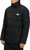 Schwarze Daunenjacke mit hohem Kragen und einem Logo auf der Brust.