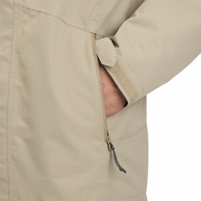 Jackendetail mit Reißverschlusstasche und Ärmel mit Klettverschluss. Jackendetail mit Reißverschlusstasche und Ärmel mit Klettverschluss.