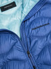 Nahaufnahme einer blauen Steppjacke mit Peak Performance Logo.