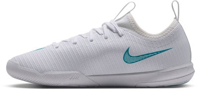 Bílá sportovní obuv Nike s tyrkysovým logem a tkaničkami.