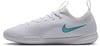 Bílá sportovní obuv Nike s tyrkysovým logem a tkaničkami.