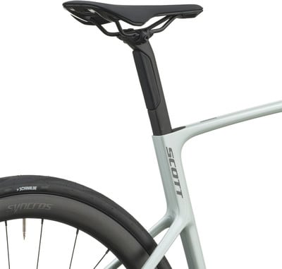 Detail eines Scott Fahrradrahmens mit schwarzem Sattel und Rad. Detail eines Scott Fahrradrahmens mit schwarzem Sattel und Rad.