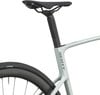 Detail eines Scott Fahrradrahmens mit schwarzem Sattel und Rad.