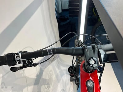 Detail des Lenkers eines E-Mountainbikes mit Schalthebel und Bremshebel. Detail des Lenkers eines E-Mountainbikes mit Schalthebel und Bremshebel.
