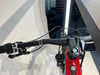 Detail des Lenkers eines E-Mountainbikes mit Schalthebel und Bremshebel.