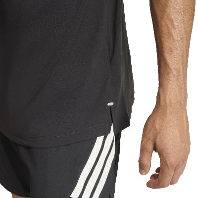 Férfi póló és rövidnadrág részlete Adidas logóval. Férfi póló és rövidnadrág részlete Adidas logóval.