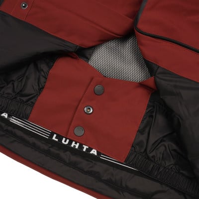 Innenseite der Jacke mit Luhta-Logo und dunkelroten Patches.