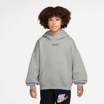 Junge in grauem Hoodie und schwarzer Hose mit buntem Logo.