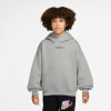 Junge in grauem Hoodie und schwarzer Hose mit buntem Logo.
