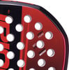 Detail eines Padelschlägers mit roten und schwarzen Elementen und weißen Löchern.