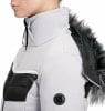 Detail einer Damen-Daunenjacke mit hohem Kragen und Pelzbesatz an der Kapuze.